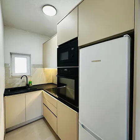 11th Circle Daire Makarska